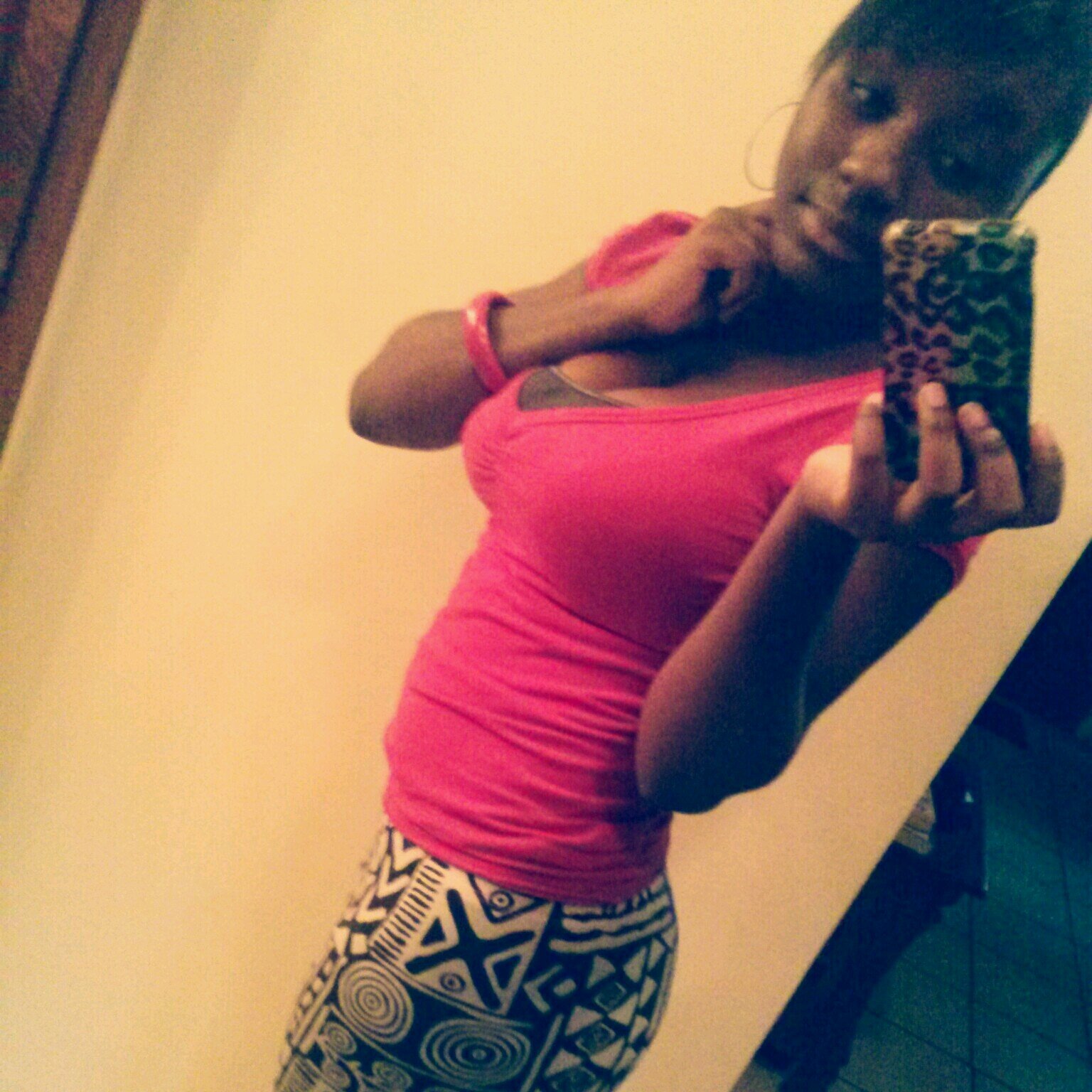 i dont  trust too many and i keep a small circle and i dislike fake bitches and im crazy about my niece aletia and will do anything for her :) ♥