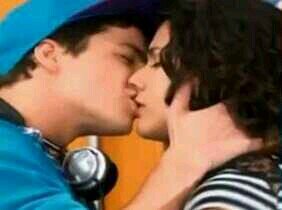 hola soy la asistente de ludmila. estoy enpesando una relacion con maxi !!! ♥ ♥ ♥ ♥