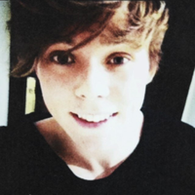 Follow @SexrauhlJusteen please x