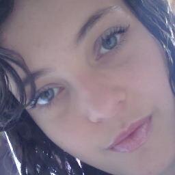 nao posso meu auto descrever .. pois tudo que se auto descreve se limita.. e eu busco superar meus limites a cada dia ....  ♥