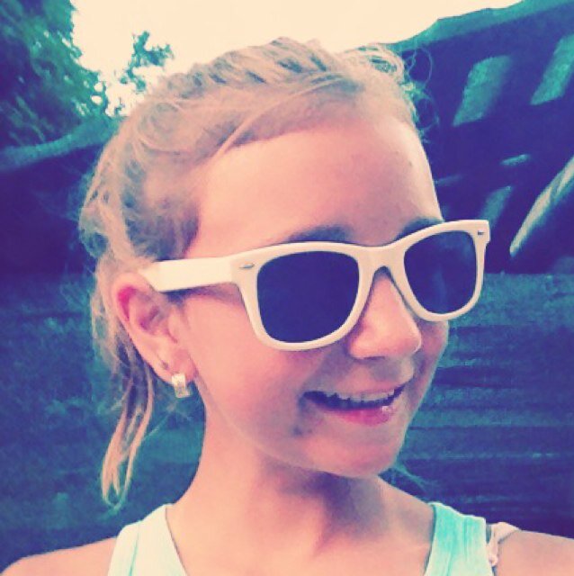 Everyone follow @amylaurenhoran :)