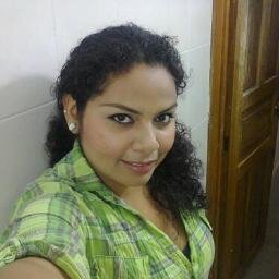Morena, ojos grandes ;) y de hermosa sonrisa. Me gustan los colores negro, rojo y por supuesto verde. Me gusta la música, por que es terapia para el alma.