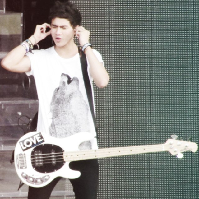 Saved Account (AKA free follow- just ask). Please follow @eleanelle instead of me. Thank you x