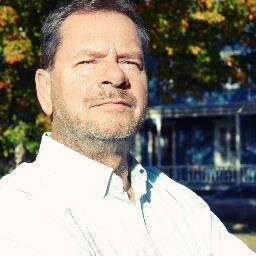 Technovore, politicologue, enseignant, camionneur