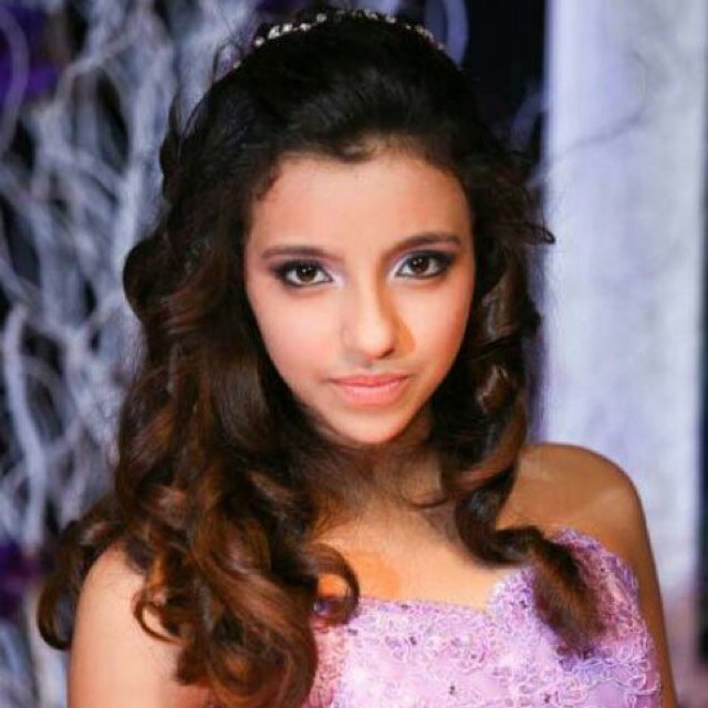 Coloca uma bio,tipo,Sou fashion e causo todas. Babá da @/isabellanadalin nos fins de semana. By: Isabella hahahahah
