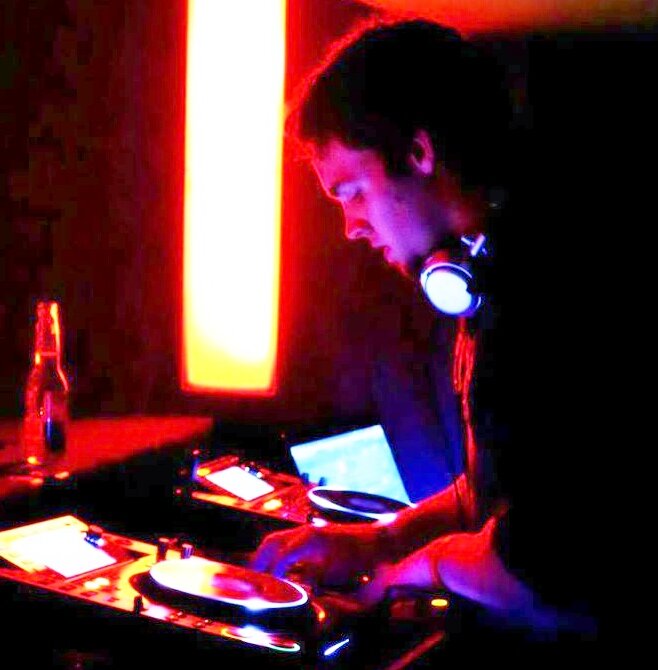 Minneapolis DJ rocking the turntables!