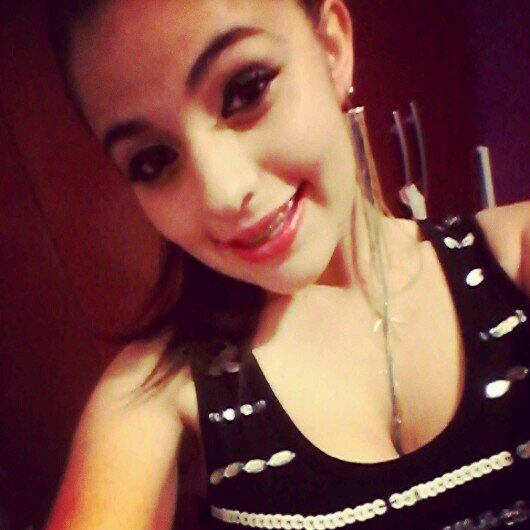 15 anos , ariana , ciumenta , cabeça dura.. 3bjs pra vcs (: