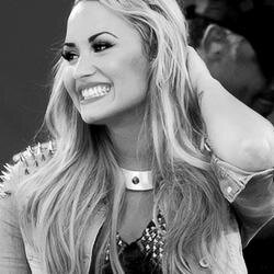 Quer saber tudo da Demetria? então me siga e fique por dentro de tudo que ocorre não só na vida de nossa gatinha atualmente de cabelo azul