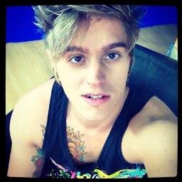 Eu podia estar matanú roubanú mas estou aqui demonstrando o meu amor pelo @thomasrestart corinçença? Fc feito para divertir e informar todos os fãs da restart.
