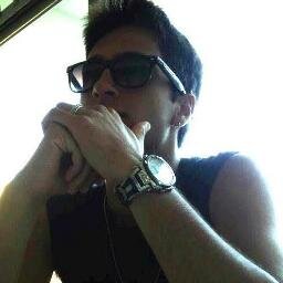 Gabriel,19 anos, faço faculdade de publicidade, apaixonado por futebol, solteiro, feliz. Follow me