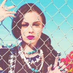 12 cool. soy cantante y compositora.12 cool. I'm a singer and songwriter.