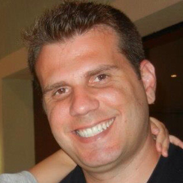 Kikinho Neto, baterista, operador de som e consultor de imóveis.