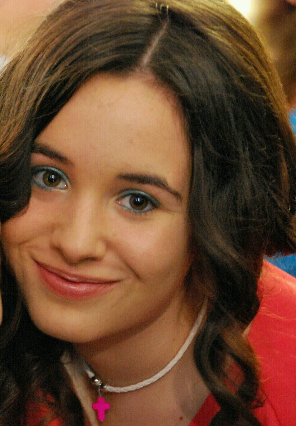 anamedina26's profile picture. 22. La vida es demasiado corta, sonríele con ternura a quien llora, ignora a quien te critica y sé feliz con quien te importa.