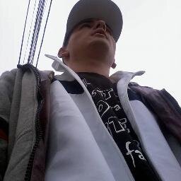 Me salto los horarios y fumo hasta quemarme el labio, yo soy el mercenario, pal exterminio ario, mi ron el Legendario y pago en la tienda con talonario !