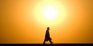 مشيناها خطىً كتبت علينا ومن كُتبت عليه خطىً مشاها ،،، ومن كتبت منيته بأرضٍ       فليس يموت فى أرض سواها