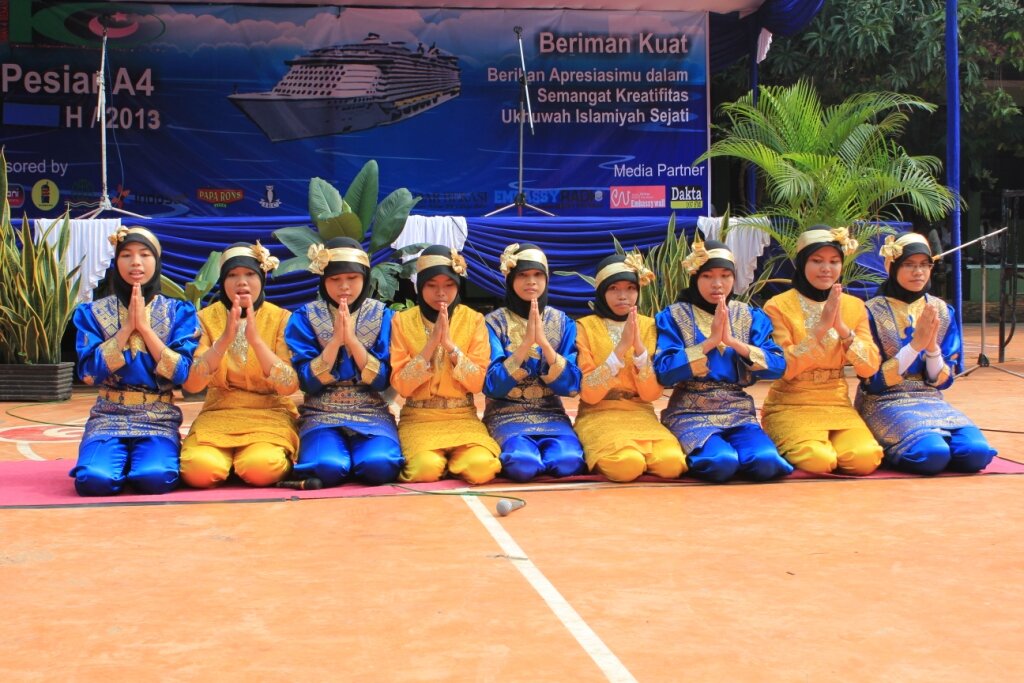 safa_four's profile picture. Saman @fosma_4 dibntuk 19/1/12 oleh akhwat 7 dan 8 dan beranggota 9 orang| nah bagi temen fosma yg mau gabung bisa follow dan mention aja ;)