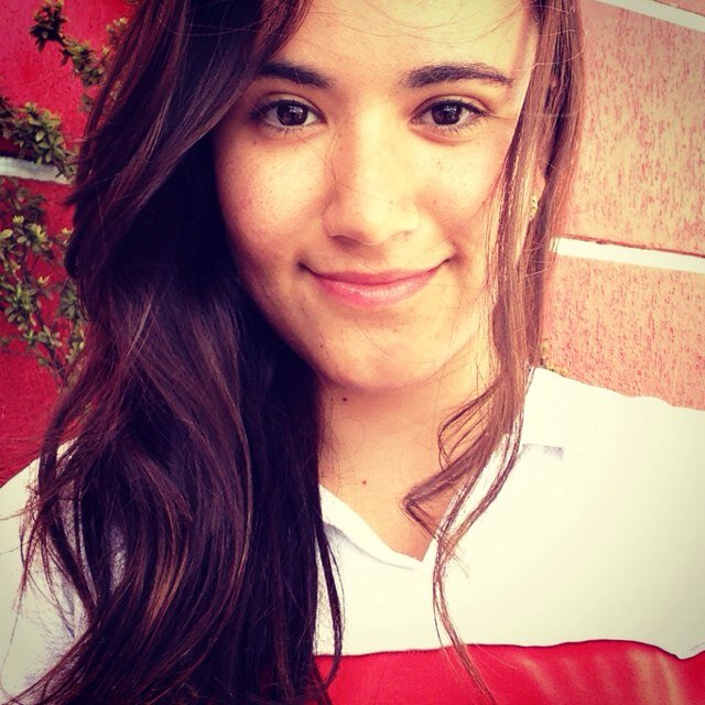Oiii, sou Andressa tenho 18 anos, três coisas que precisa saber de mim, amo chocolate, amo tumblr e a terceira eu huumm, eu ainda não sei...kkkk