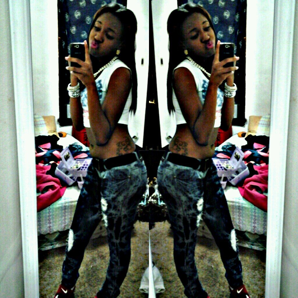 'LOVE TO SMOKE DOPE ALOT ,Ya hear me. :) FMOIG @Ahrii_Arrogant