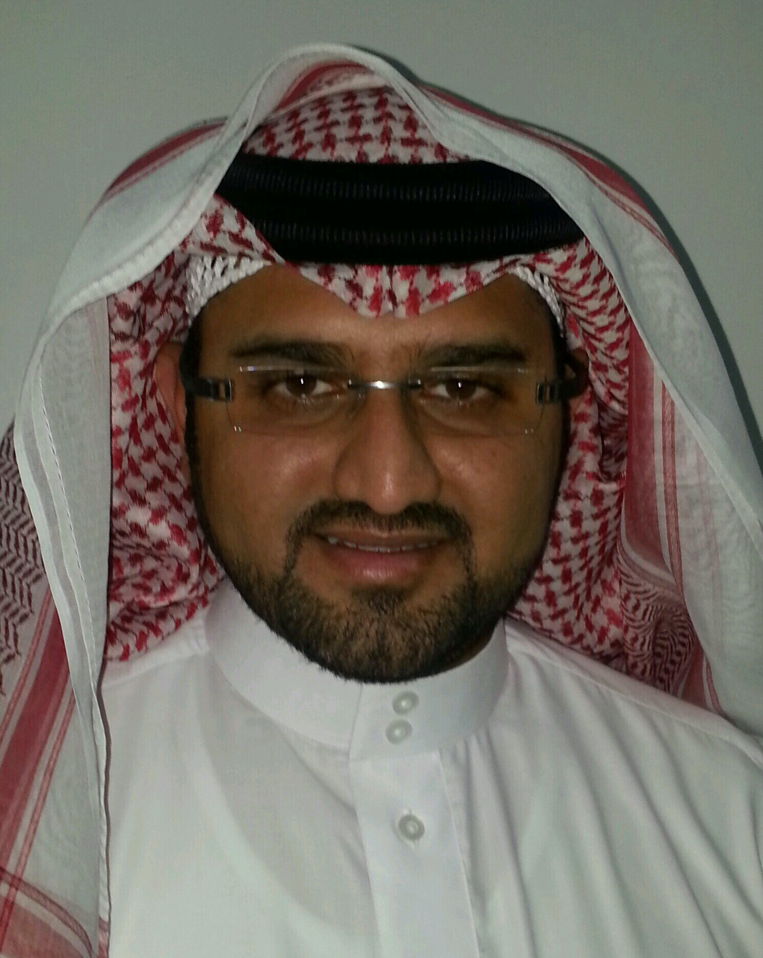 استاذ الاستعاضة السنية وزراعة الأسنان المشارك، كلية طب الأسنان بجامعة الملك خالد