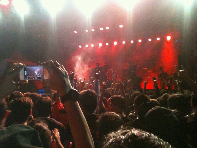 Opengate33's profile picture. Di belakang persisam berdiri