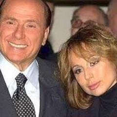 Figlia di Silvio. Sorella di Pier Silvio. Ricca di famiglia. Futuro premier. Nonostante tutto, una ragazza semplice. Un po' parodia, un po' no.