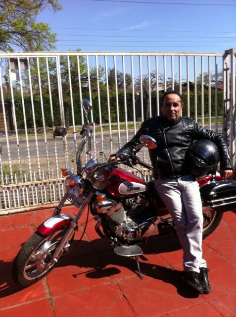 Nací el 18 de septiembre ,rockero y motoquero