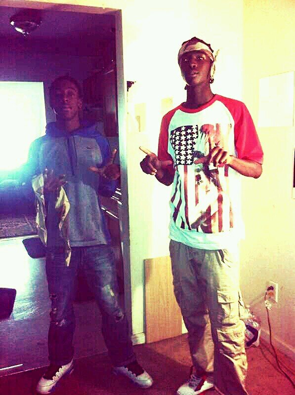 i Lovee getting money ,,I keep it Bloody wit Everybody,, dont fuck wit dese Fuck niggas,, Follow mee i Follow back