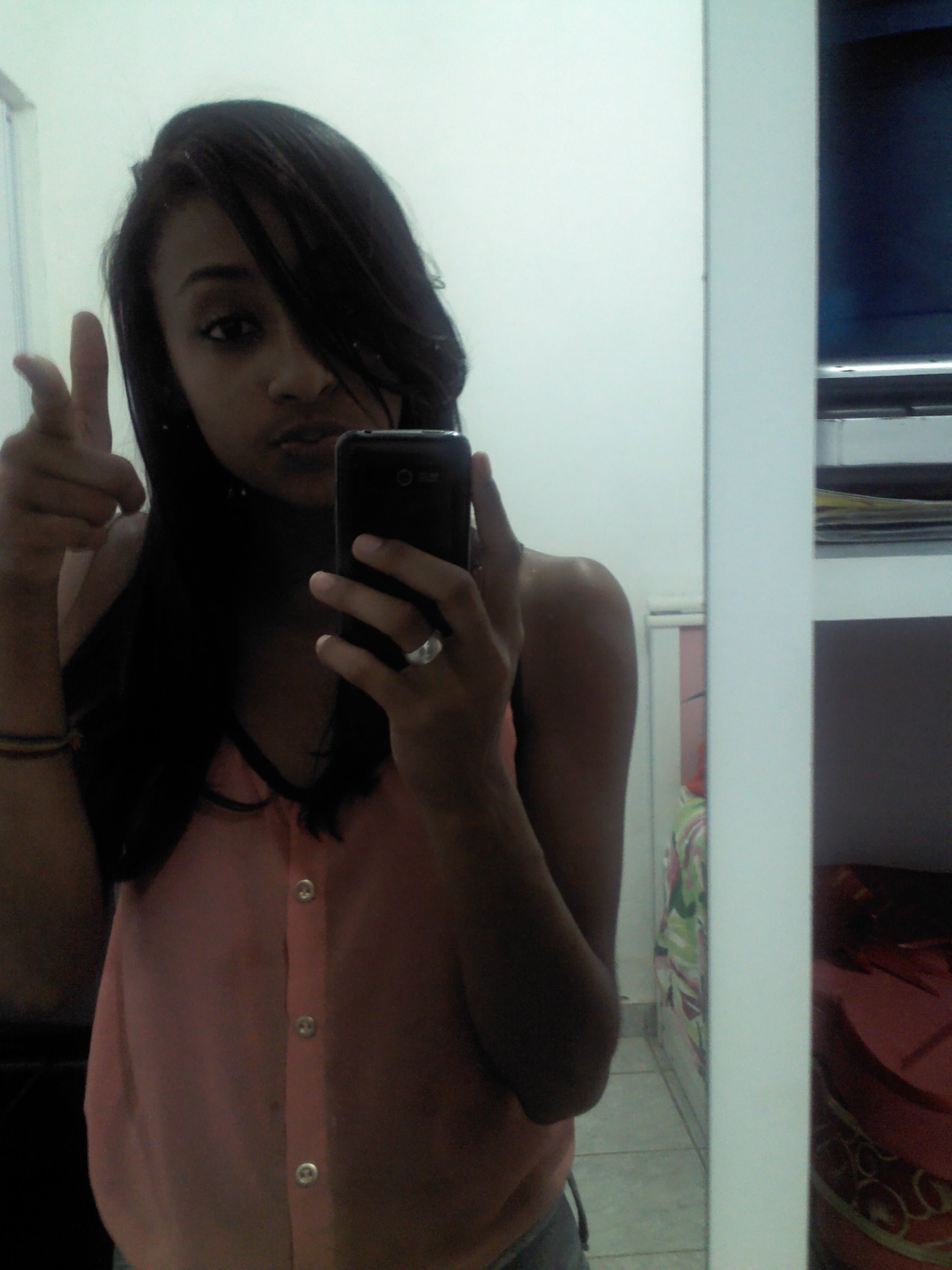 Haaaw, Tenhoo 15 anoos, #Canceriana, # Twittando forever! :X
Follow-me e saaiba maiis :DD'
Kisses'#Principe#Gabryel