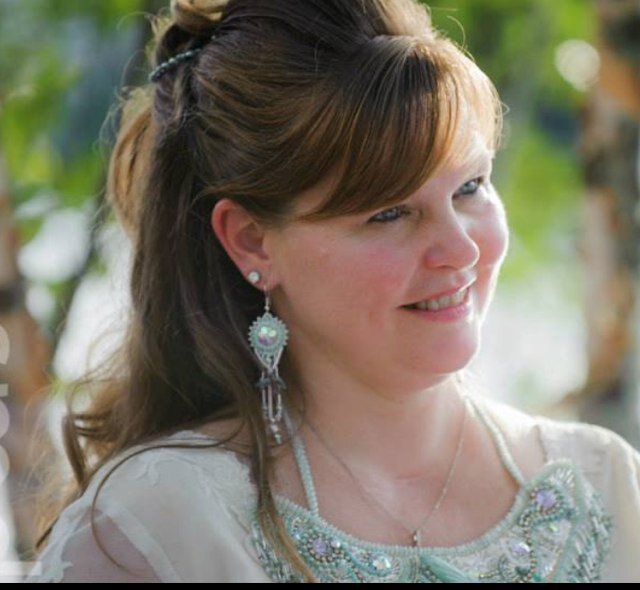 Bead embroidery artist and owner of Bead My Love. Married to a great guy. 3 fabulous kids. Love what I do.....