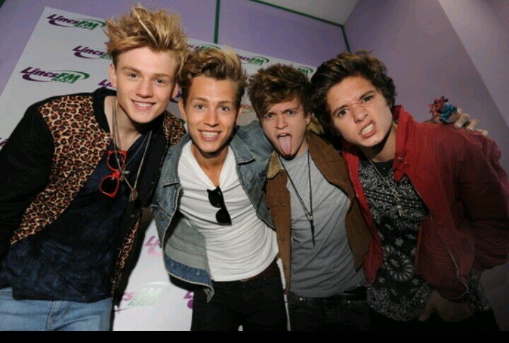 free follow
now go and follow @ellie_thevamps for a shoutout+follow back!!!!