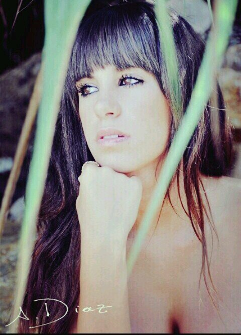 Bienvenido amis pensamientos,  ♥Nunca mires hacia atrás. Si cenicienta se hubiera vuelto a recoger su zapato, no se hubiera convertido en princesa.