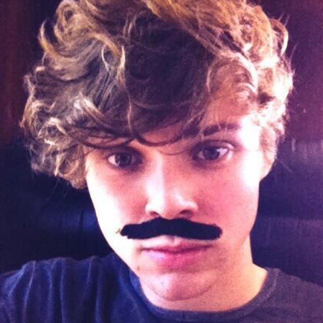 This is a free follow! Please go follow @niallxash :)