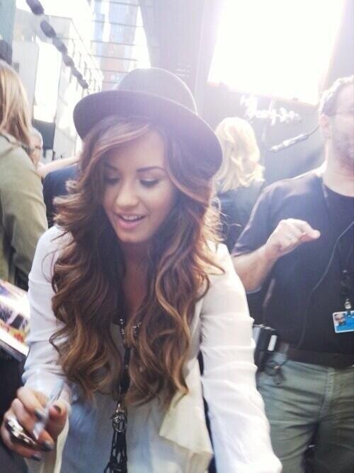 FREE FOLLOW.. DONT FOLLOW THIS ACCOUNT..FOLLOW @Demii_the_Queen :)