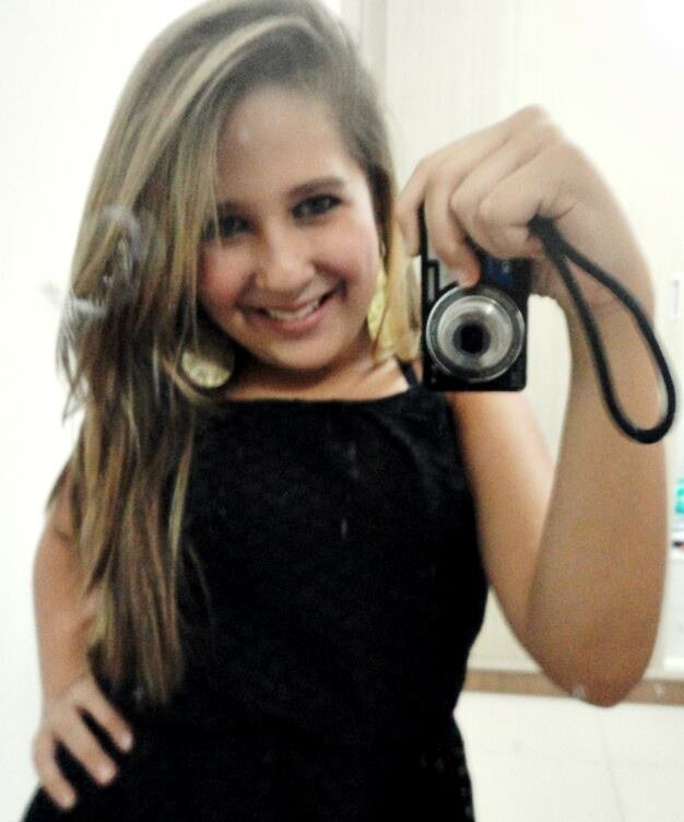 Sou akela garotinha imperfeita, aquela quêe chora de dor, aquela quêe ja sofreu por amor, aqueela que sabe se arrepender ♥