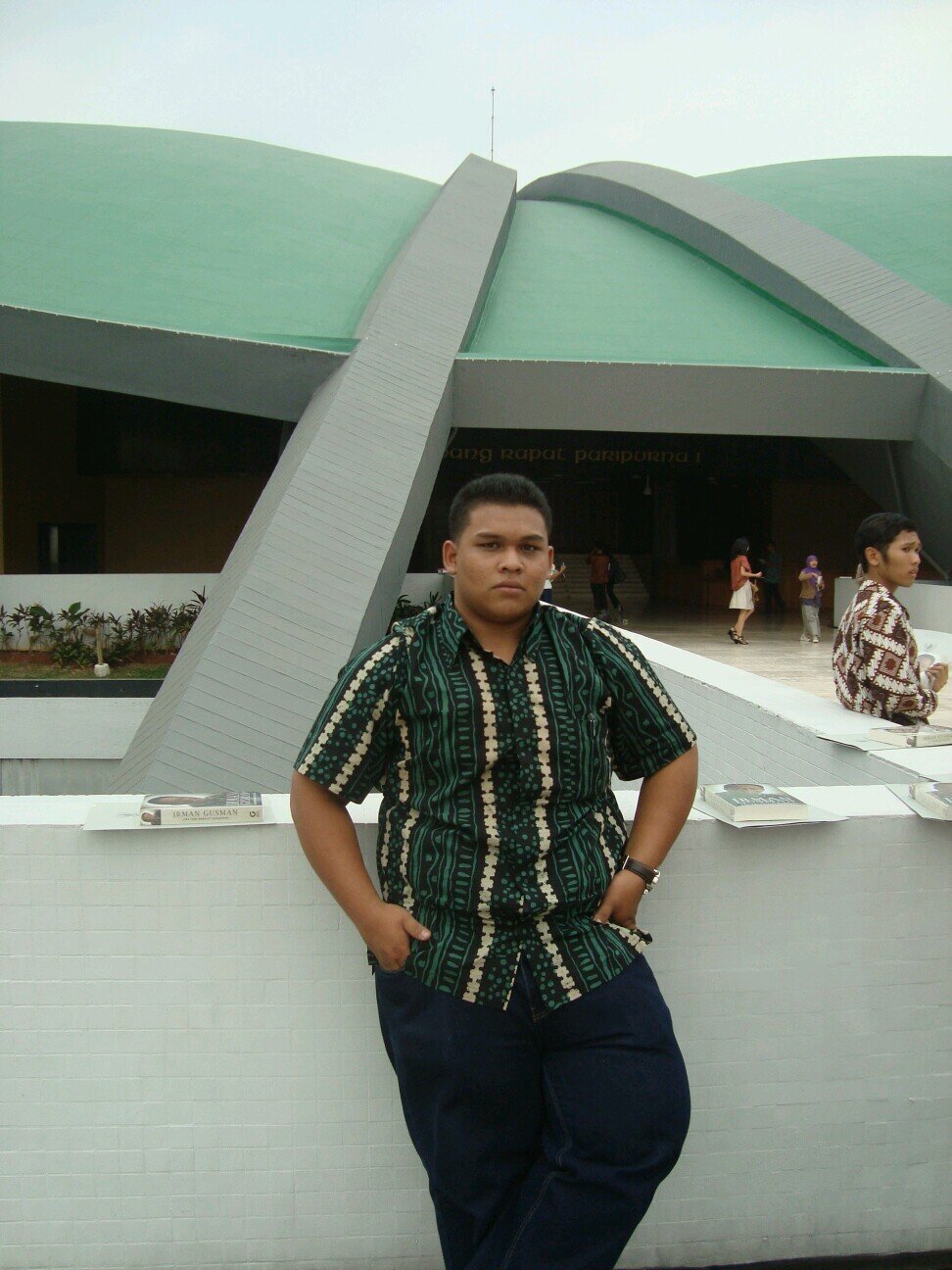 Seribu orang tua bisa bermimpi,
Satu orang pemuda bisa merubah dunia.