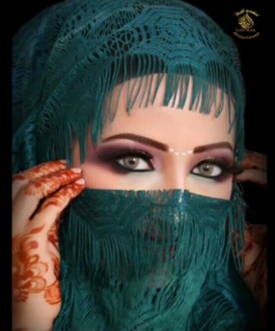 ‏‏مؤمنه بالله صائمه مصليه والحمدلله