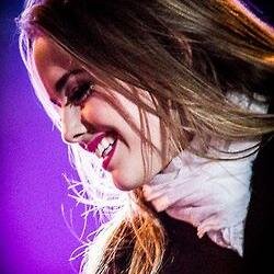 Existem dezenas de razões para estar triste,centenas para chorar e milhares para desistir.Mas existe uma unica razão para continuar: @ThaemeTeT