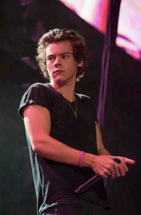 please follow @acidiczarry bc free follow account and ily, u r beautiful don't listen to what anyone else says