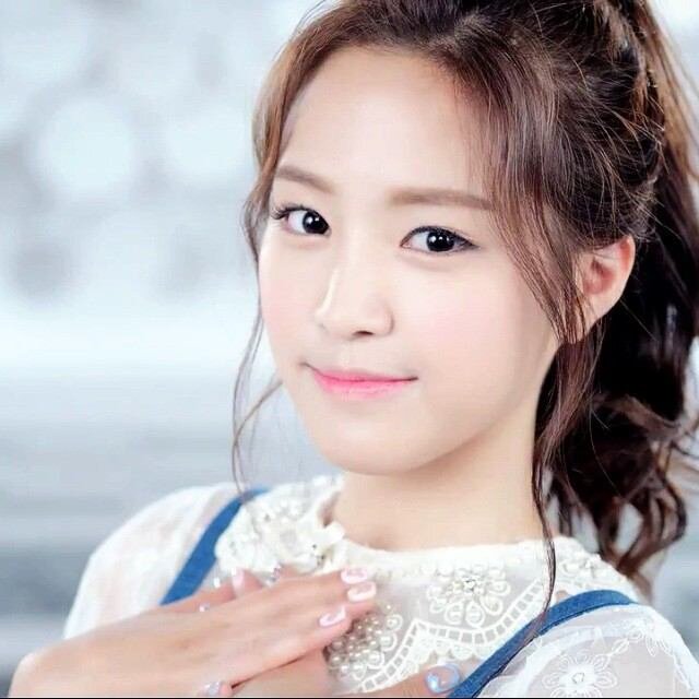 a pink 손나은 bot .  2013.10.5 start