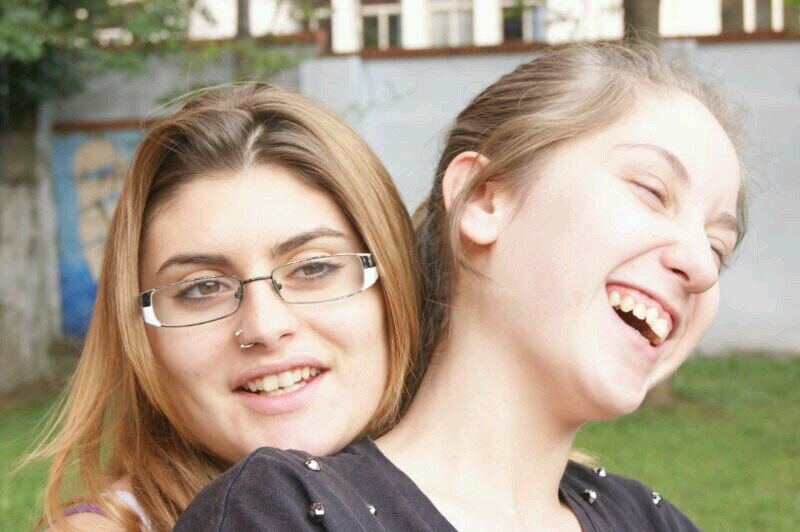 17.No tengo hobbies, sólo una motivación y procuro sonreirle incluso a los problemas. Soy como una niña pequeña pero no te metas conmigo que muerdo.