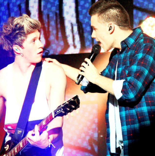 Niall waved at me 4/5/13/ Ariana followed and faved/bethany followed/ https://t.co/zoW6AdgnDZ https://t.co/Q0ldW8y23G