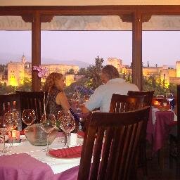 Restaurante Estrellas de San Nicolas ubicado en el barrio del Albaycin, excelente comida con magnificas vistas sobre la Alhambra y la ciudad de Granada.