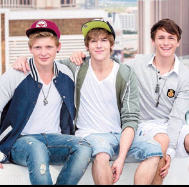 @room94 & @SamCallahan94 follows 3/3 SUPANOVA!!!! @District3music are perfect! Met them 18.11.12 & Dan agreed to marry me #kevinator 5SOS McFly Oliver & James