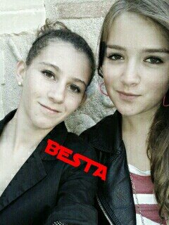 salut je m'appelle morgane je vais faire 15ans et j'aime mes friends plus que tout ;-) ( fille de droite )