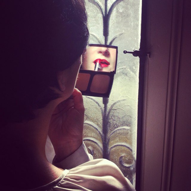 48 ans , 1 mari , 2 filles , des chaussures ... beaucoup , la tête pleine de voyages , et un chien ... Euh pardon un cocker ! Instagram : tilimarlene