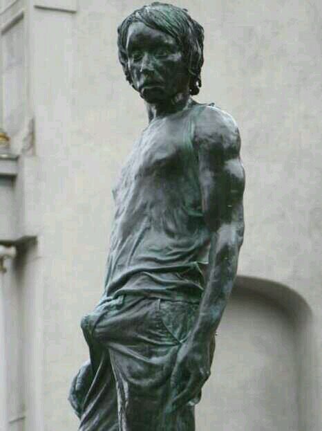 Im a statue. In a park. I see some shit