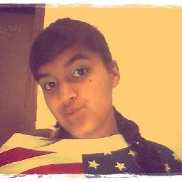 Simpatica,amiga,beliber e ama muito o justin bieber