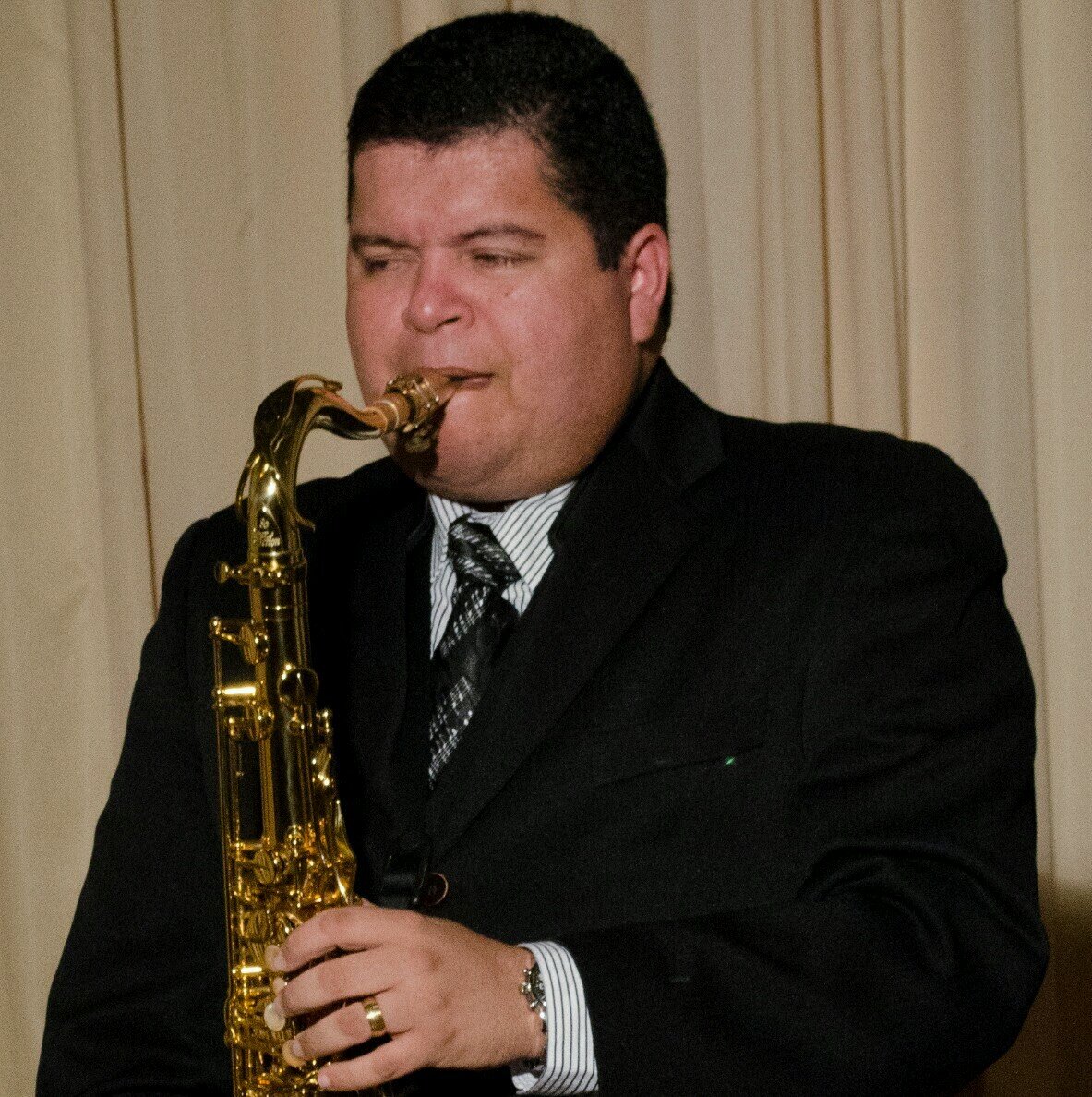 Bacharel em música - saxofonista - professor de regência e prática de conjunto.