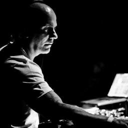 Referência para muitos DJs e produtores, Marcio Careca está em atividade na cena eletrônica há mais de 34 anos e figura nos melhores line-ups do Brasil.