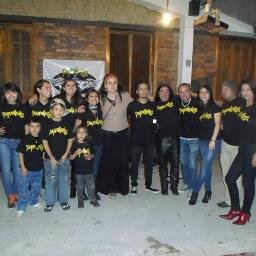 Grupo de parseros aficionados al rock and roll las motocicletas y el buen licor